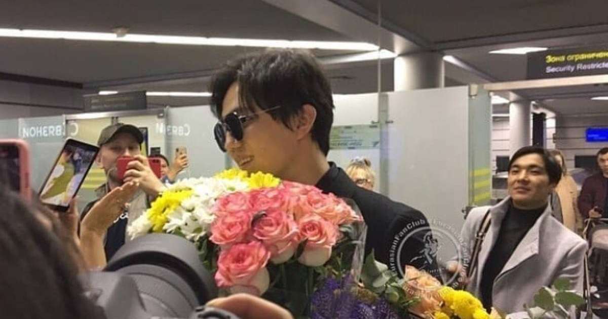 迪玛希抵达索契被鲜花包围