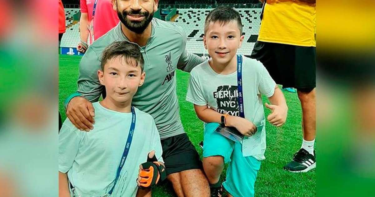 哈萨克斯坦先天性无腿男孩与球星萨拉赫会面