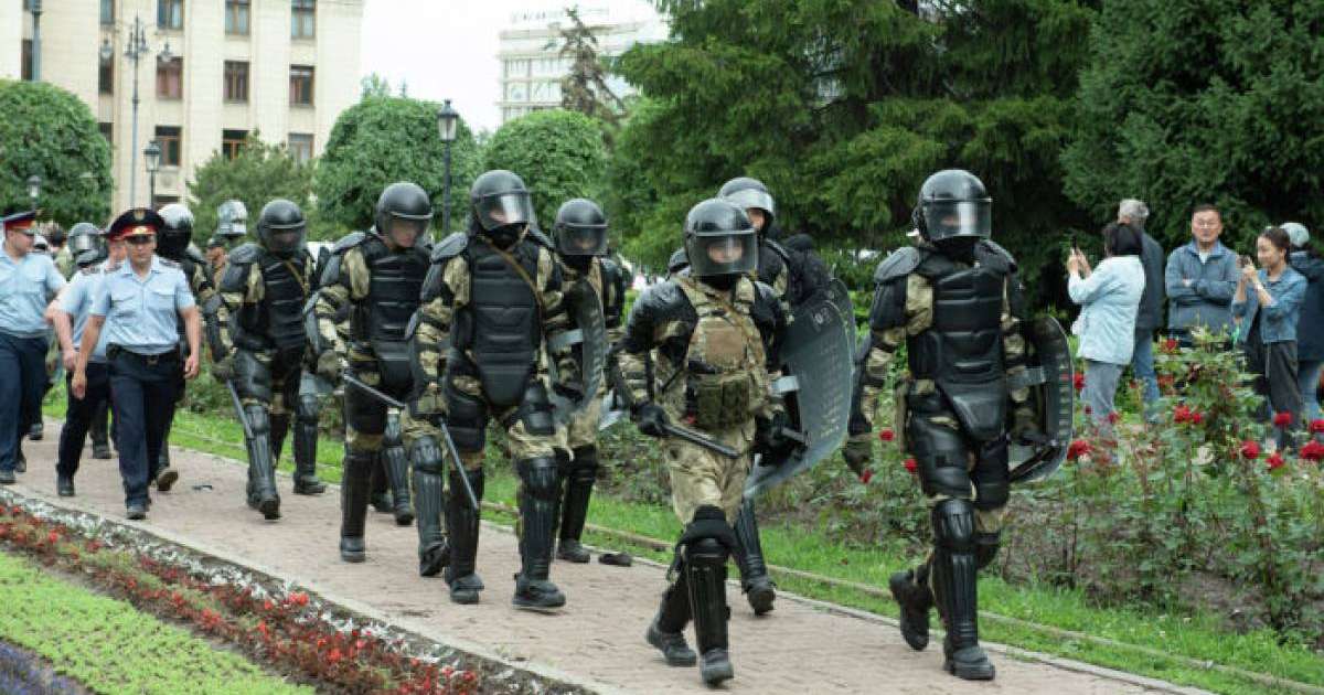 Ринат Зайытов, түндегі айғай-шу, құқықбұзушылықтар