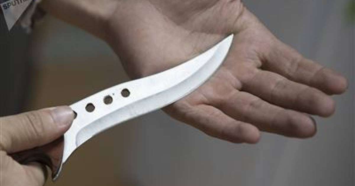 Террористер қыздардың бірінің басын кесіп, екіншісін бауыздап тастаған