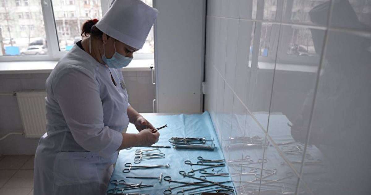 "Маған десең, өле қал". Дәрігер науқастың картасын еденге лақтырды – видео