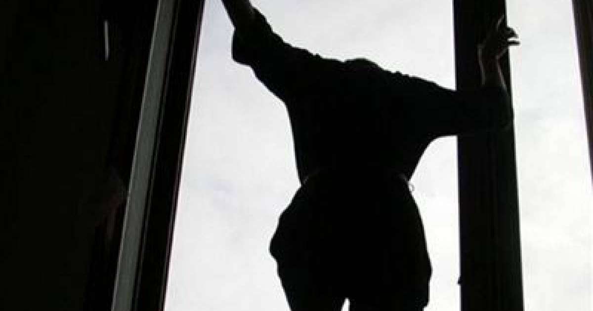 Шымкентте полицейлер балконнан секірмек болған әйелді құтқарып қалды