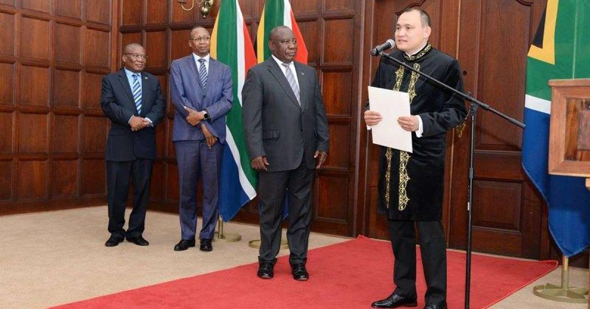 哈萨克斯坦大使向南非总统递交国书