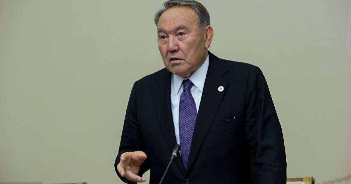 Назарбаев жөтеліп отырған екі әйелге өз қолымен дәрі апарып берді – видео  