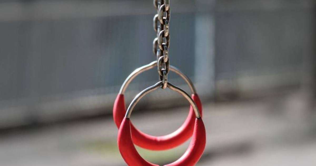 Гимнаст қыз аса күрделі трюк кезінде екі аяғын сындырды – жантүршігерлік видео