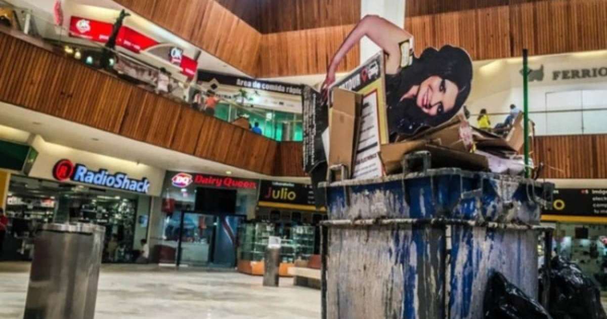 Төбесі тесіліп суы аққан сауда үйінің музыканттары "Титаник" әуенін ойнаған