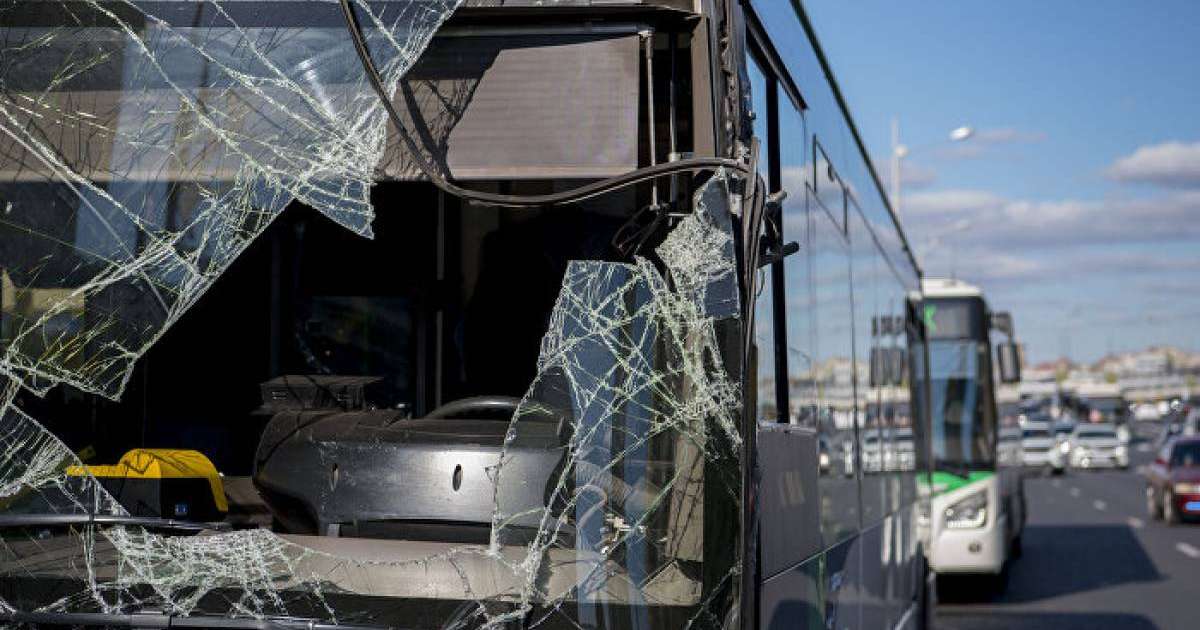 Қазақстандық туристер мінген автобус Ыстықкөлде жыраға түсіп кетті – фото