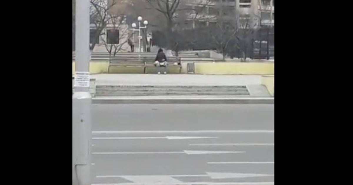 Ақтауда көшенің қақ ортасында жігіт пен қыз жыныстық қатынасқа түскен (18+)