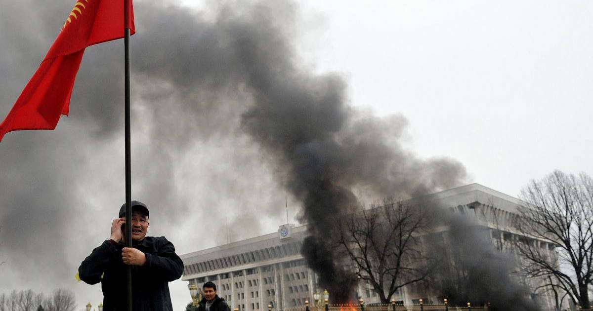 Сәуір төңкерісін еске алу шарасында Атамбаев Жээнбеков билігін сынады