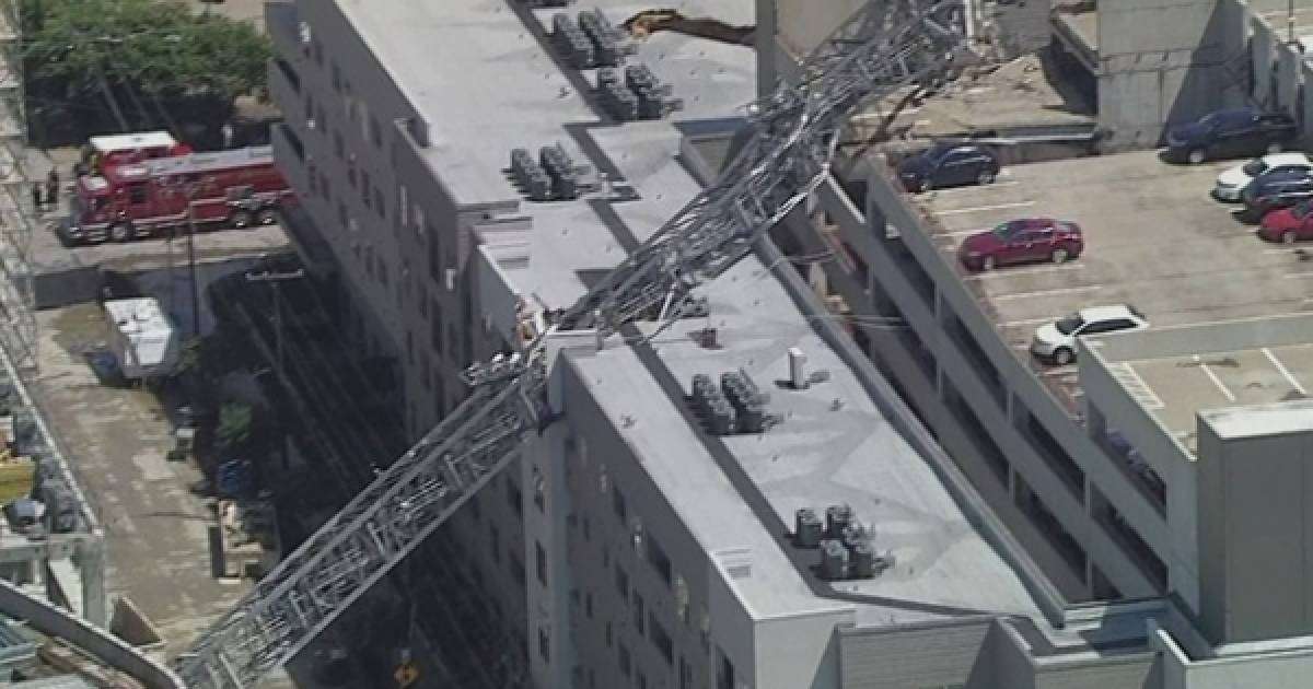 Көп қабатты үйге кран құлап кеткен