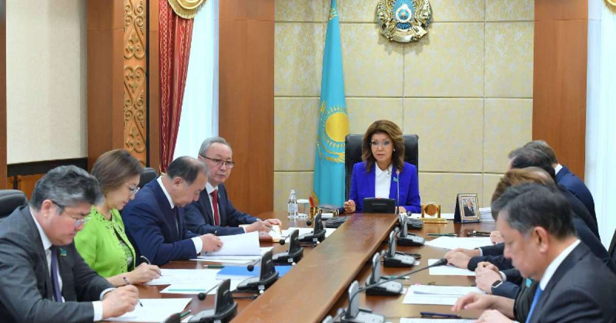 纳扎尔巴耶娃主持召开参议院主席团会议