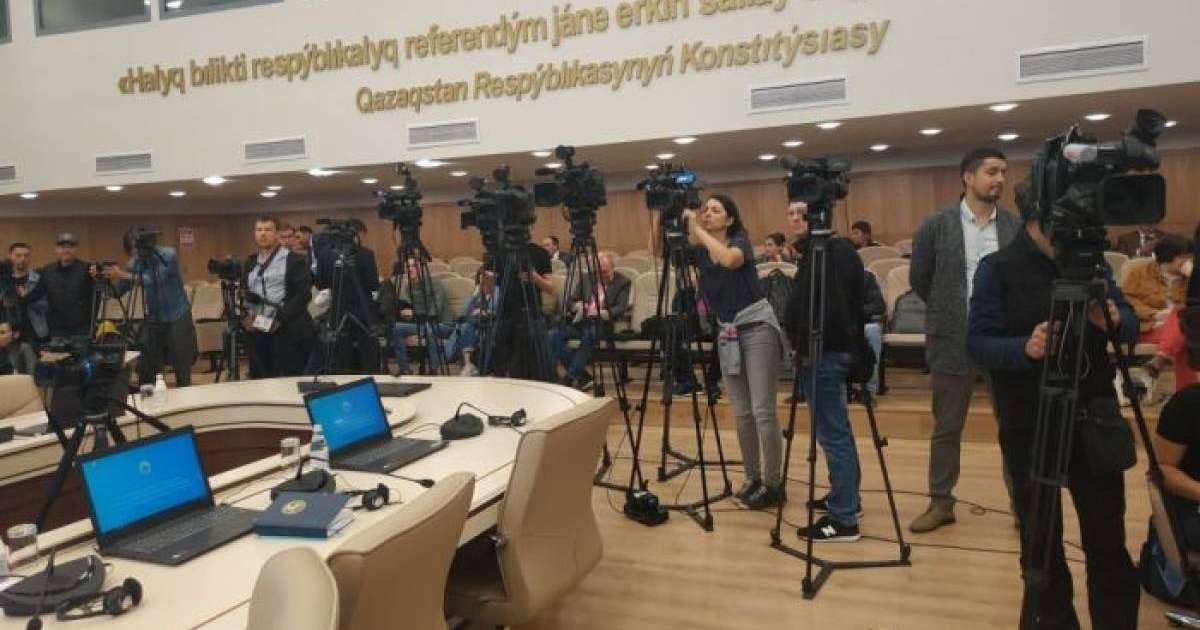 ОСК сайлаудың қорытындысын жариялап жатыр