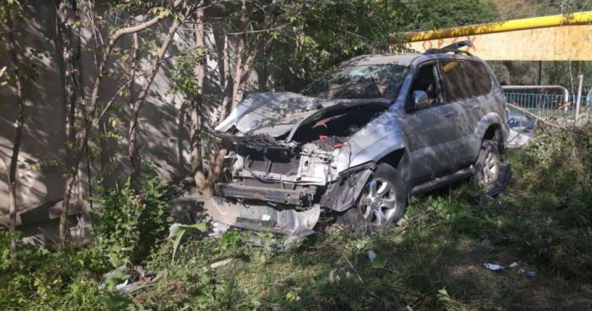 Алматы түбінде әкесінің көлігін айдап әкеткен бозбала сүйіктісімен апатқа ұшырады