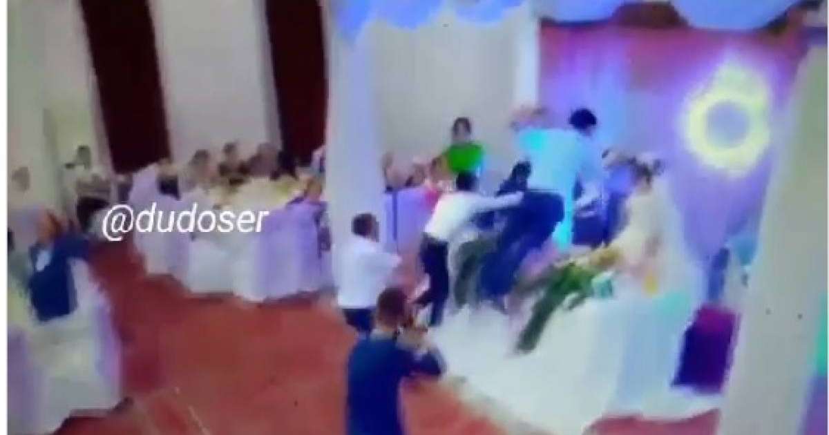 Тойда екі жастың дастарханына секірген жігіт қонақтарды шошытты (ВИДЕО)