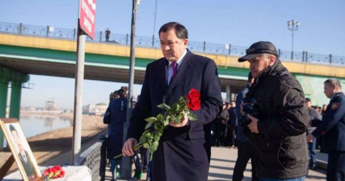 Атыраулықтар әйелді құтқарамын деп суға кеткен жас полицейді еске алды