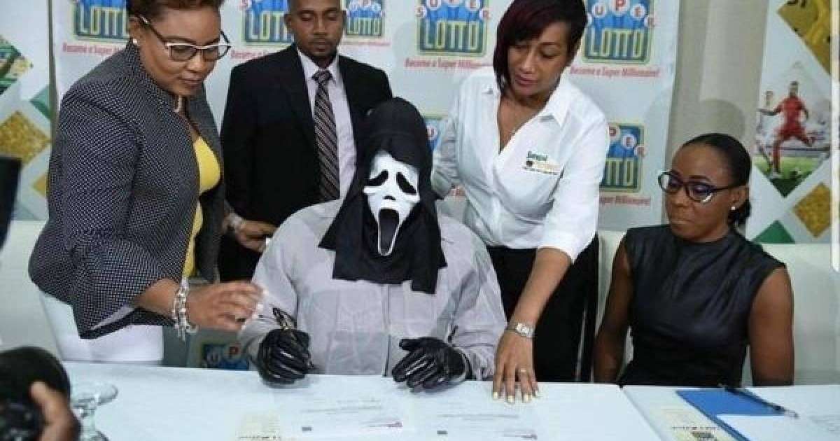 Лотереядан 158 миллион доолар ұтып алған жігіт жүлдесін алуға маскамен келген