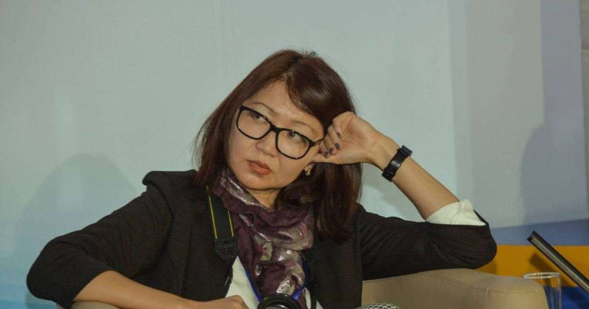 Азаттық тілшісі Сәния Тойкенді полиция басқармасына апарды