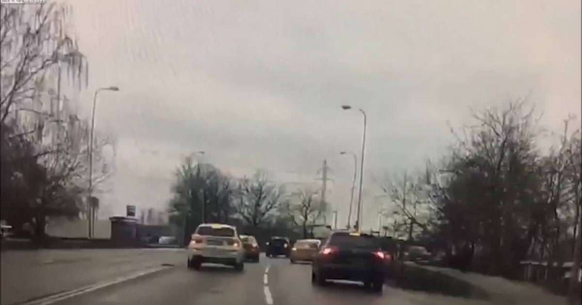 Видеошок: Көлікпен қашпақ болған ұры екінші көліктің үстіне мініп кеткен