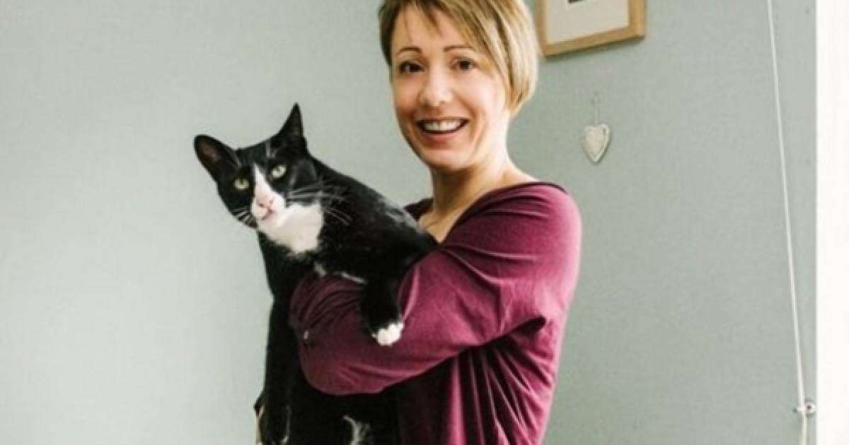 Клептоман мысық иесіне ақша ұрлап әкелген