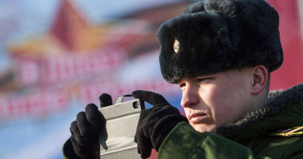 Путин әскерилерге смартфон қолдануға тыйым салатын заңға қол қойды