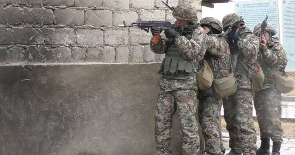 西部军区开展巷战演练