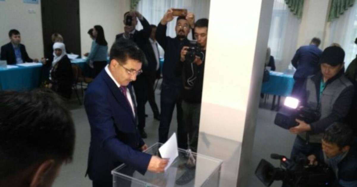 Кандидат Жамбыл Ахметбеков дауыс беруге отбасымен келді