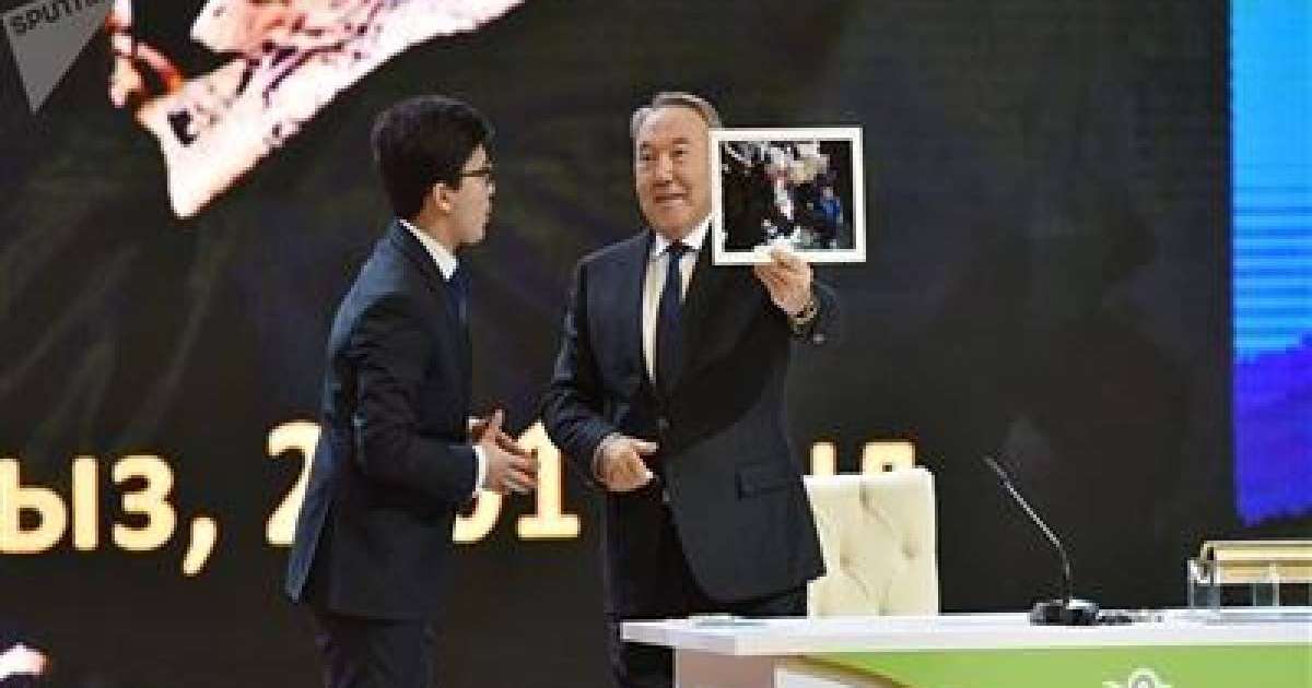 «Маған бата беріпсіз» Назарбаев 17 жыл бұрын тұсауын кескен студентпен кездесті