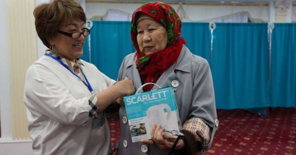 Қазақстандықтар 8023 сайлау учаскесінде дауыс беріп жатыр