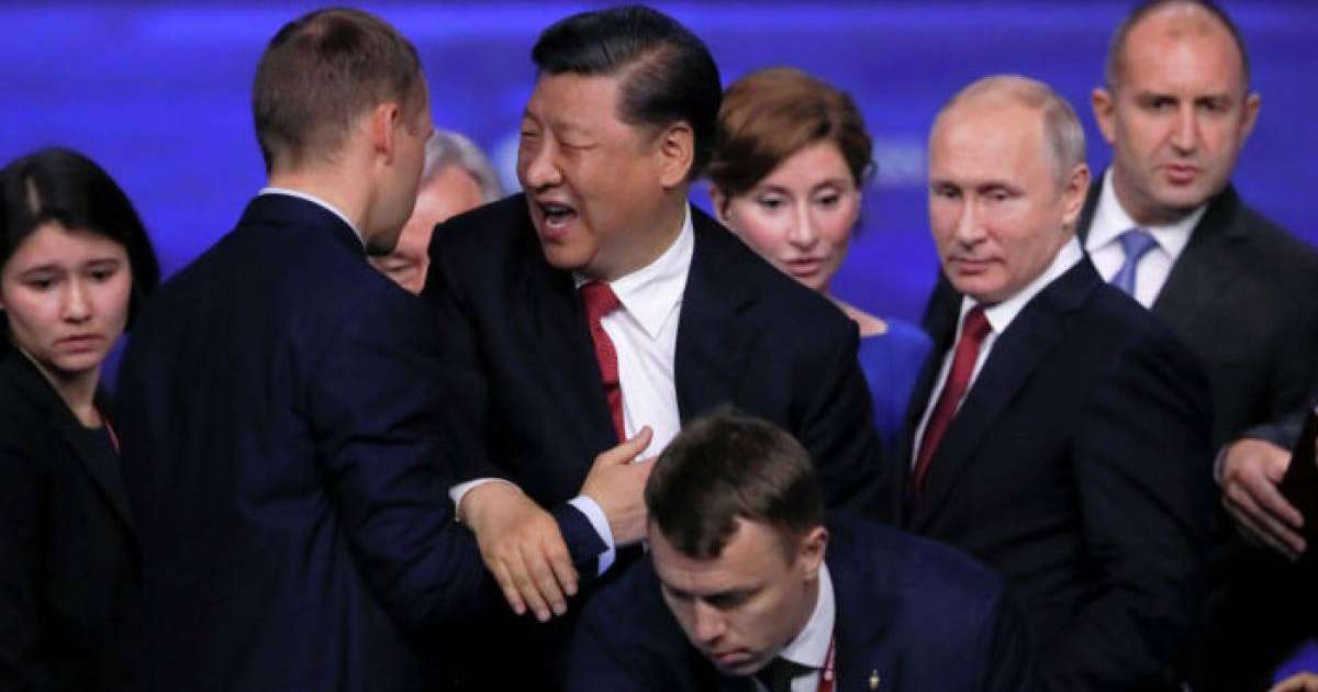 Сахнадан құлап бара жатқан Қытай төрағасын Путиннің күзетшілері ұстап қалды – видео