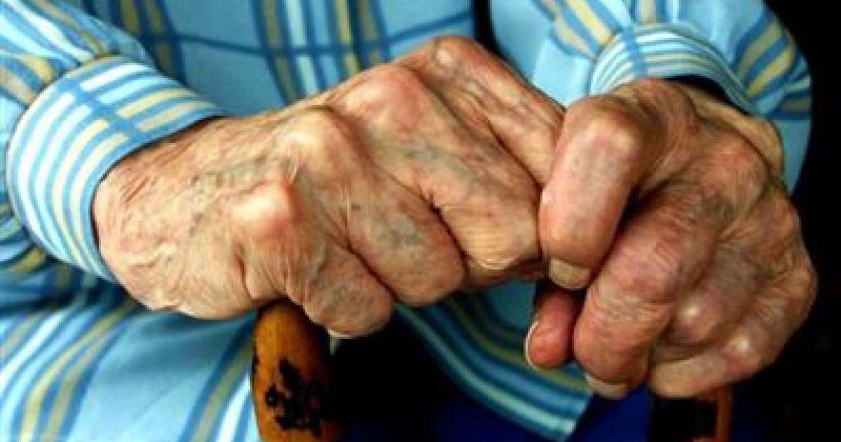 Қызы туған әкесін айдалаға апарып тастап кеткен