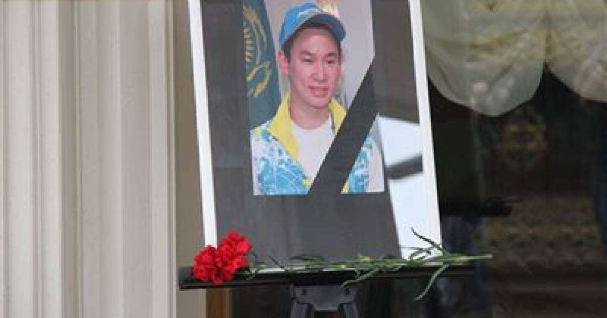 Ішкі істер министрі Денис Тенді қайтыс болғаннан кейін марапаттады