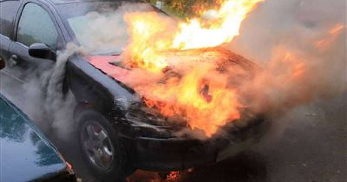 Өскеменнің қақ ортасында көлік өртеніп кетті