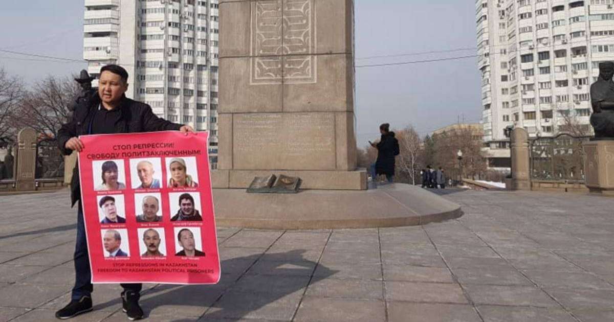 Алматылық белсенді Асхат Берсалимов көп балалы аналарды қолдап пикетке шықты