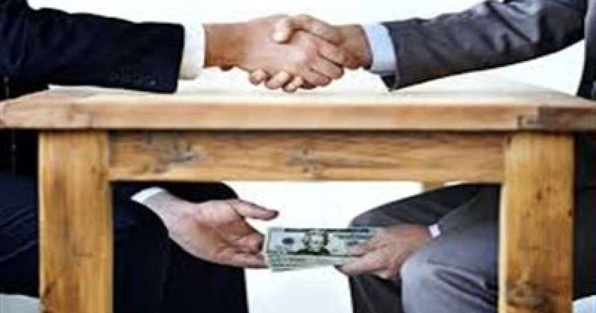 Қазақстанда ірі шенеунік 1,9 миллион теңге парамен ұсталды 