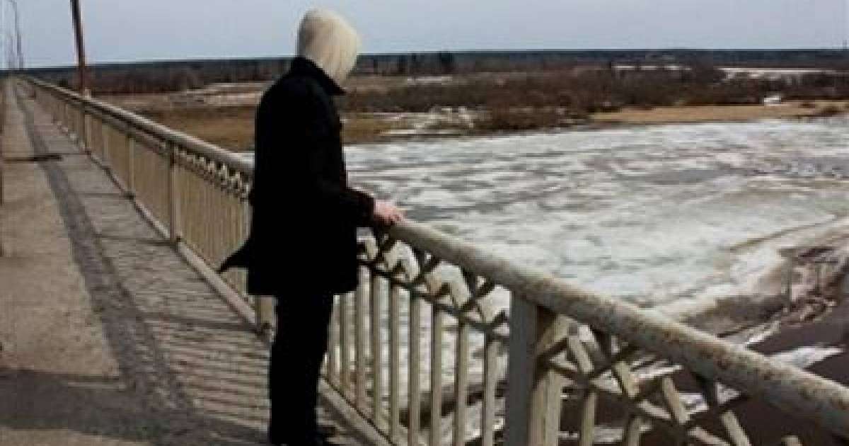 Семейде көпірден секірмек болған азаматты қала тұрғыны аман алып қалды