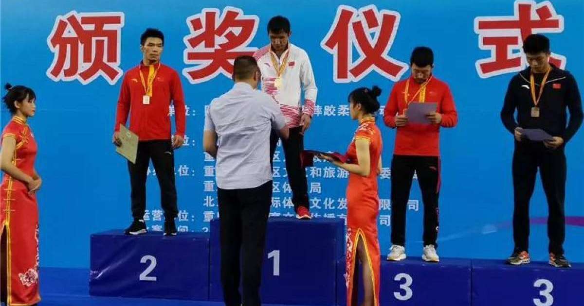 哈萨克族运动员获得中国国际式摔跤冠军赛金牌
