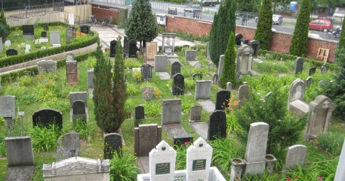 Асылдың сынықтары сыртта жатыр