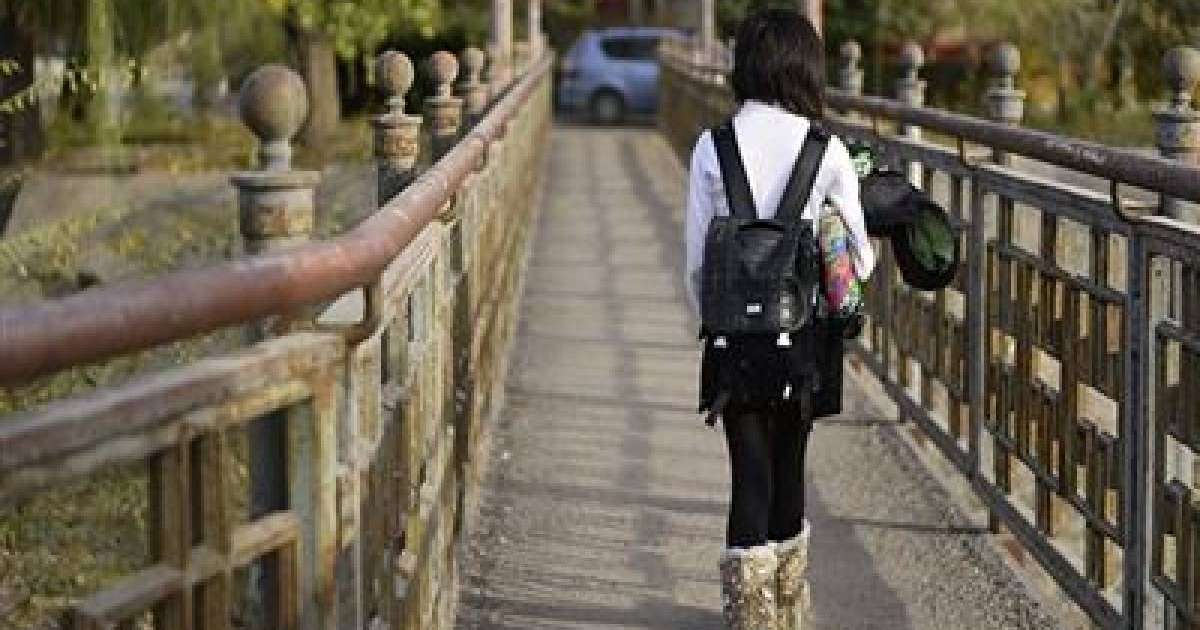 Тоғыз жасар қыз мектепке пижамамен баруға мәжбүр