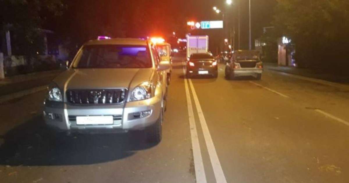 Алматылық әйел бір уақытта екі көліктің астына түсті