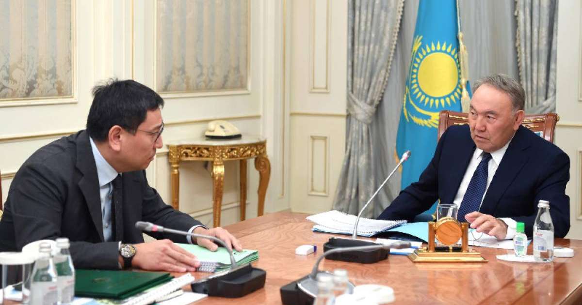 首任总统接见央行行长多萨耶夫