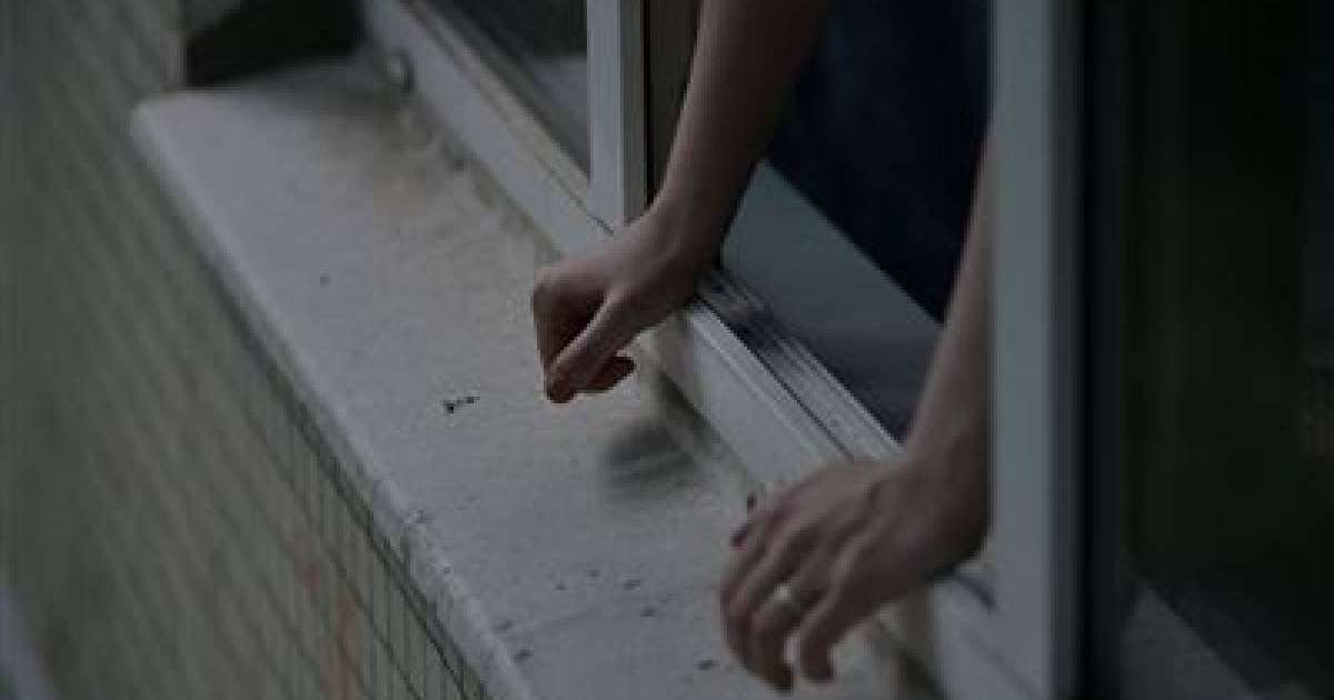 Төрт баланың анасы балконнан секіріп кетті