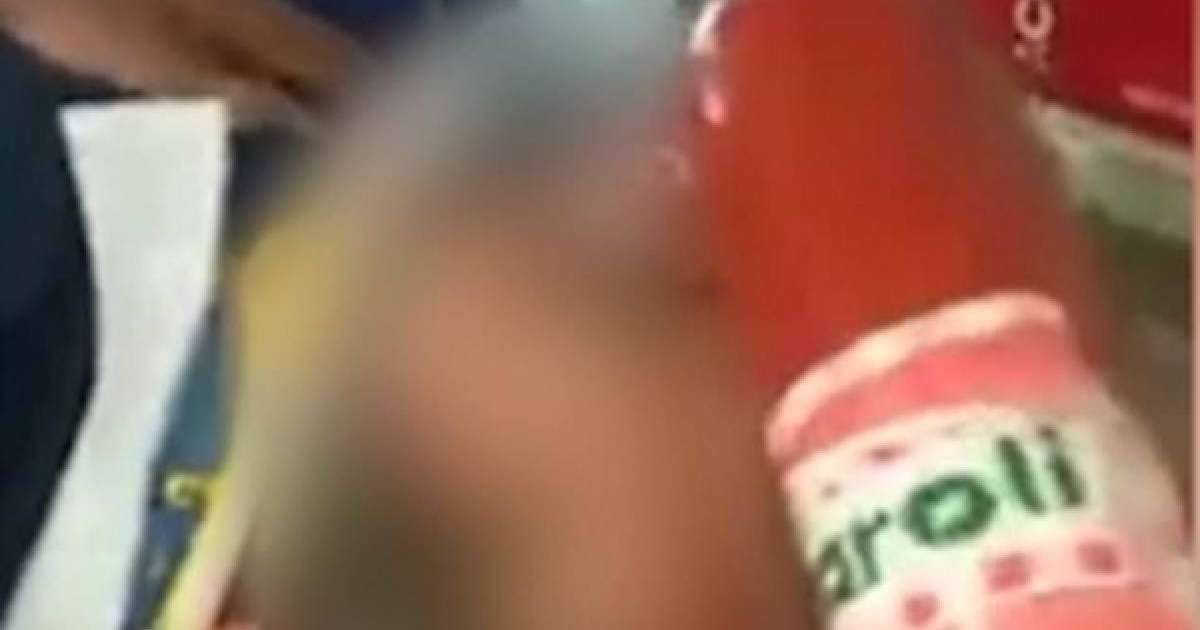 Видеошок: Жедел жәрдем қызметкері ес-түссіз адамды шұжықпен сабаған