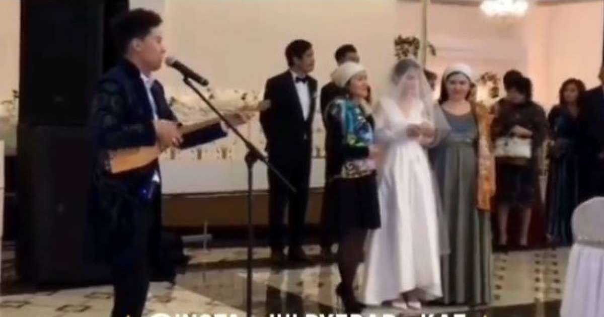 Келіннің бетін заманауи әнмен ашқан асаба қызу талқыға түсті (видео)