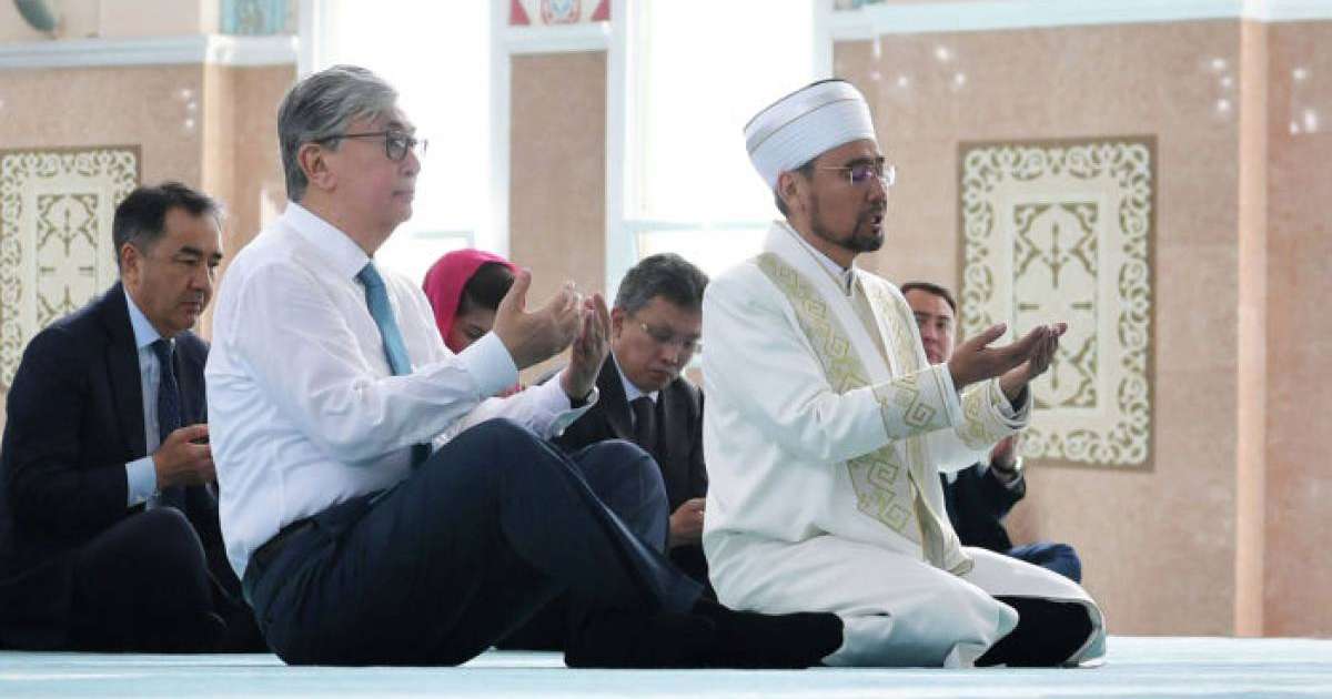 Тоқаев мешітке барып, дұға жасады