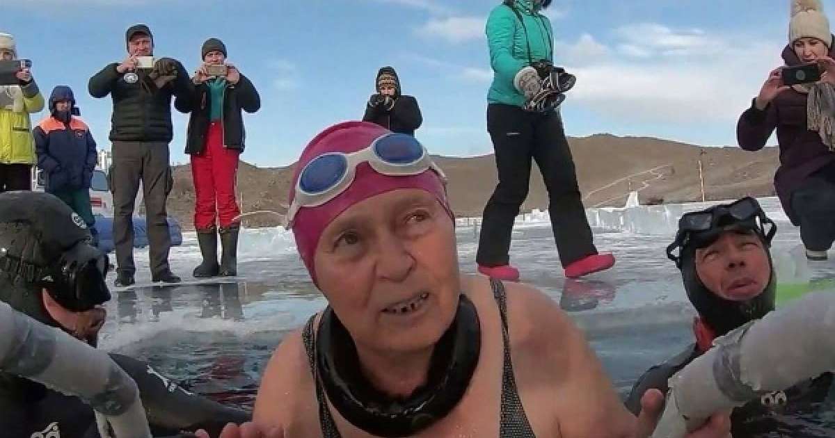 77 жастағы зейнеткер Байкалдағы мұз астынан жүзіп өтті