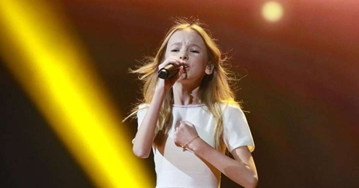 Танымал голливудтық актриса Данэлия Төлешованың әнінен кейін көзіне жас алды