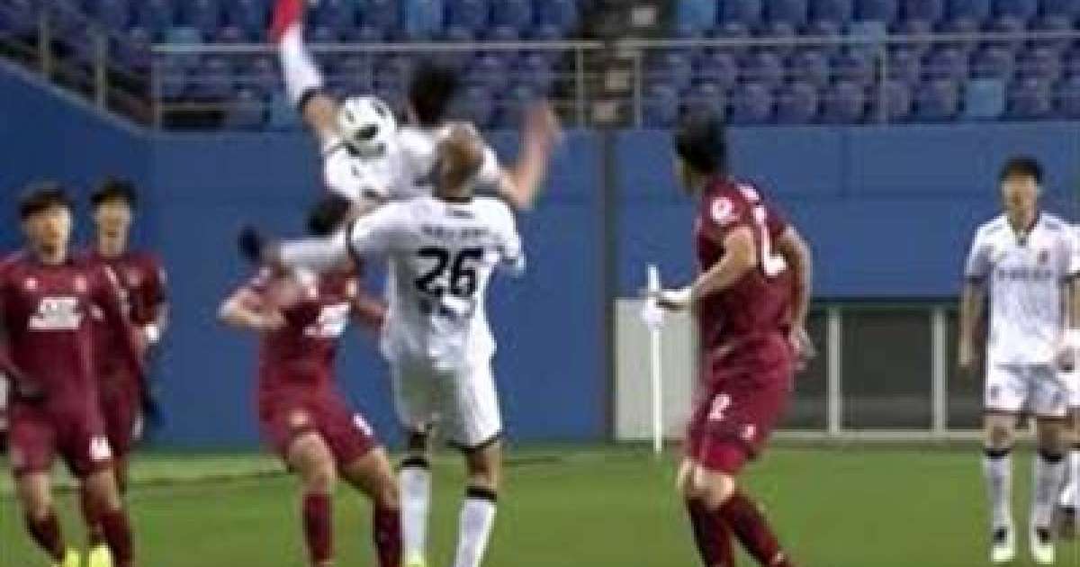 Ойын кезінде футболшының желкесі үзіліп кетті