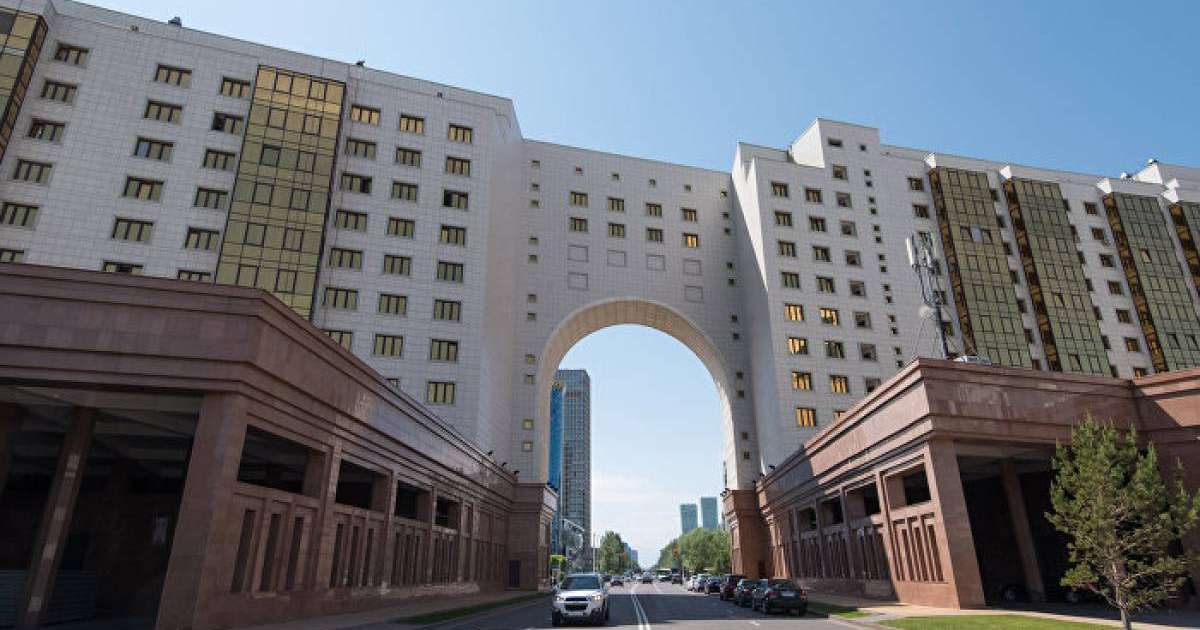 Бір топ әйел министрліктер үйіне шу шығарды