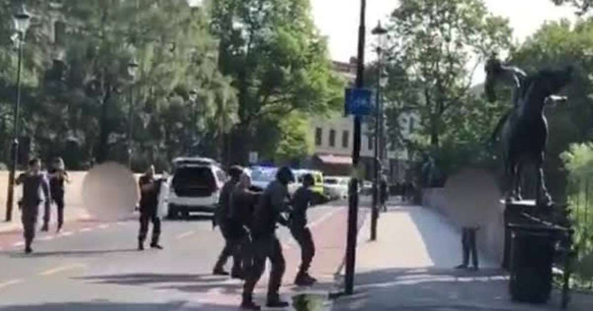 Видеошок: Тәртіп сақшылары пышақпен қауіп төндірген бүлікшіні атып тастады