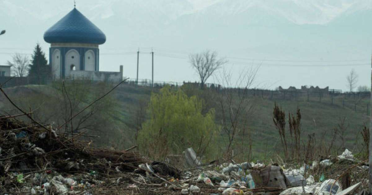 "Киесі ұрады": Әлмерек әулие кесенесінің маңындағы күл-қоқыс